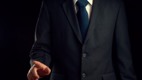 empresario dibuja finanzas gráfico alusivo que muestra el crecimiento de las ganancias comerciales