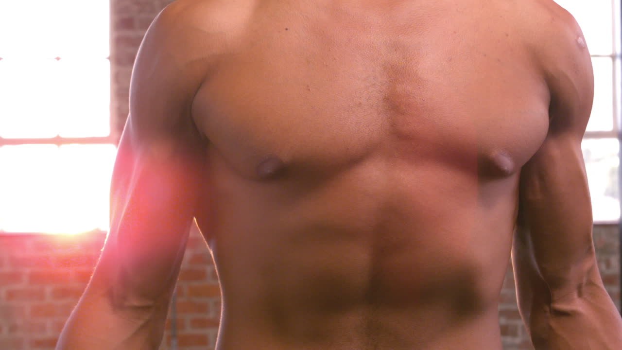 무거운 바벨 무게를 들어 올리는 건강한 남자