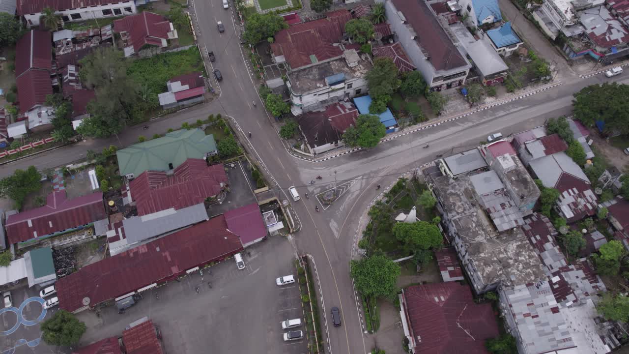 서마 섬 의 와이카보이박 시 를 가로지르는 도로 에 운전 하는 교통