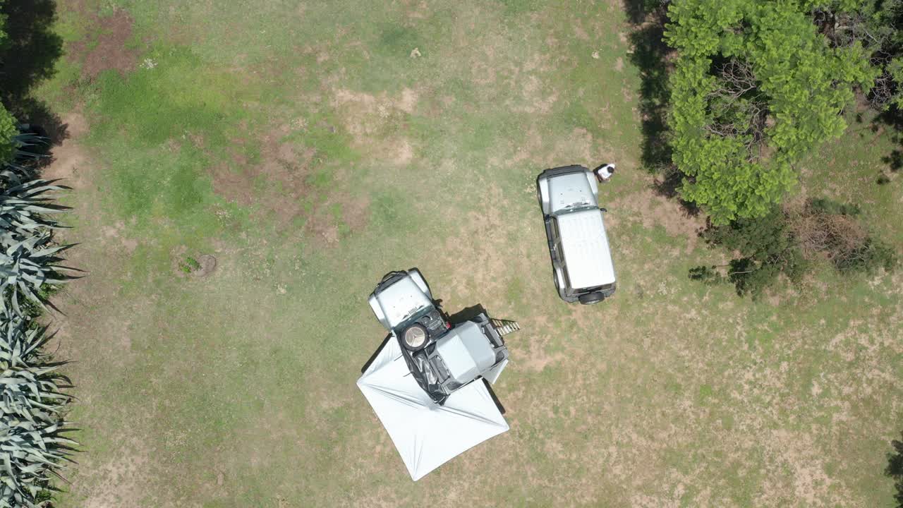 남아프리카 공화국의 잔디에서 캠핑하는 두 대의 지프의 상승, 모험