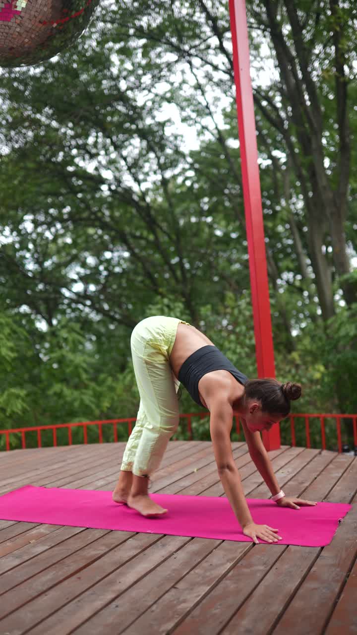 mujer practicando yoga al aire libre