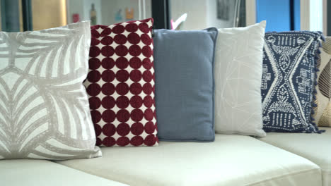 decoración de almohadas en el sofá de la sala de estar