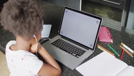 Video-Eines-Afroamerikanischen-Mädchens,-Das-Einen-Laptop-Mit-Kopierplatz-Benutzt