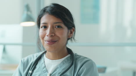 Porträt-Einer-Fröhlichen-Hispanischen-Krankenschwester,-Die-Die-Gesichtsmaske-Entfernt