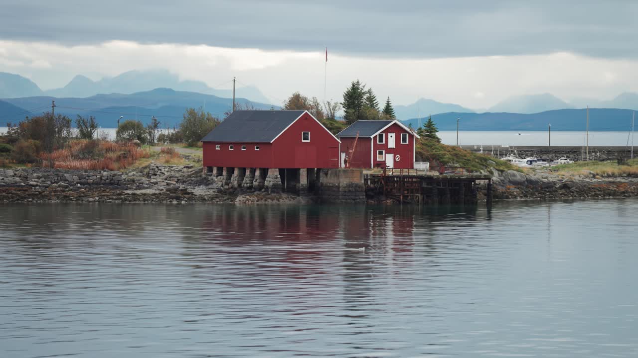 Naust, hytter og en marina på en liten øy i Lofoten.
