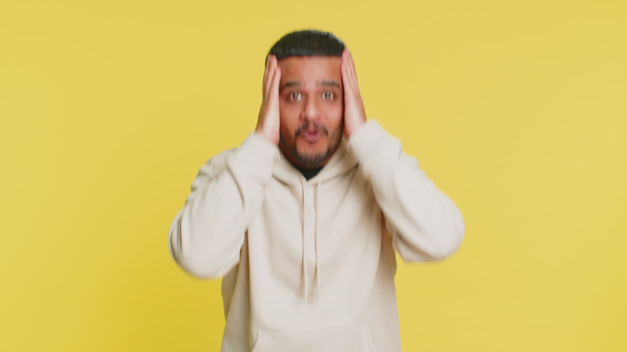 hombre asombrado sorpresa mirando a la cámara con ojos grandes conmocionado por la victoria repentina wow emoción