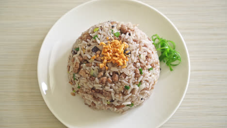 arroz frito con aceitunas negras chinas saladas con carne de cerdo picada - estilo de comida asiática