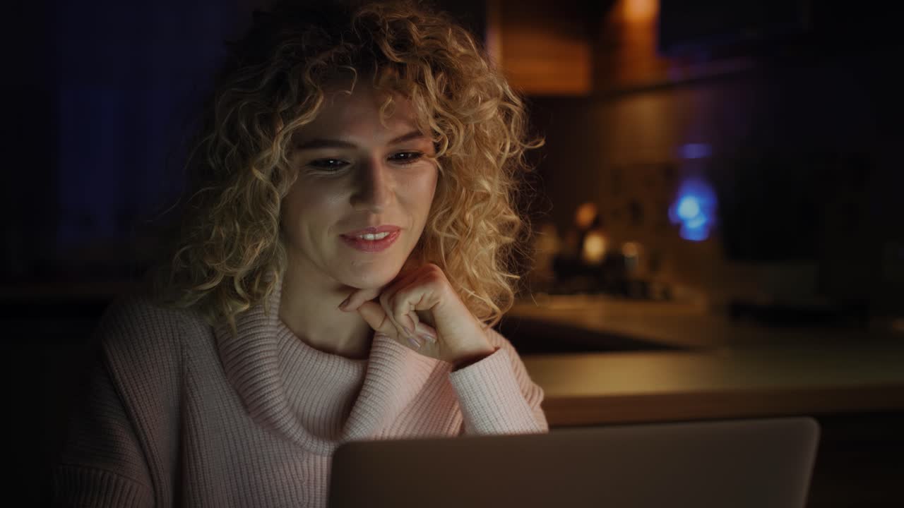 video de una mujer durante una videoconferencia hasta tarde en casa