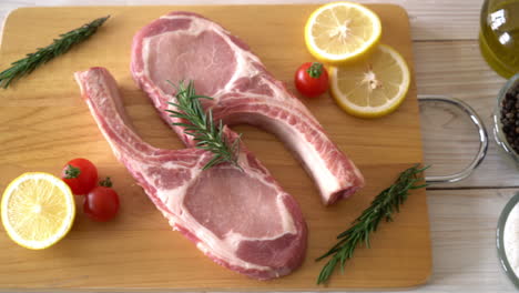chuleta de cerdo fresca cruda con ingrediente