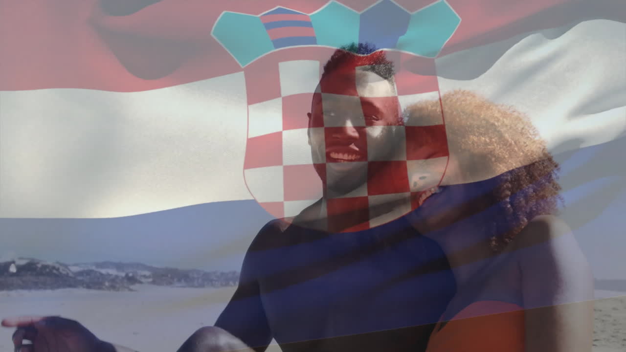 웃는 커플이 배경에 크로아티아 발 애니메이션과 함께 해변을 즐기고 있습니다.