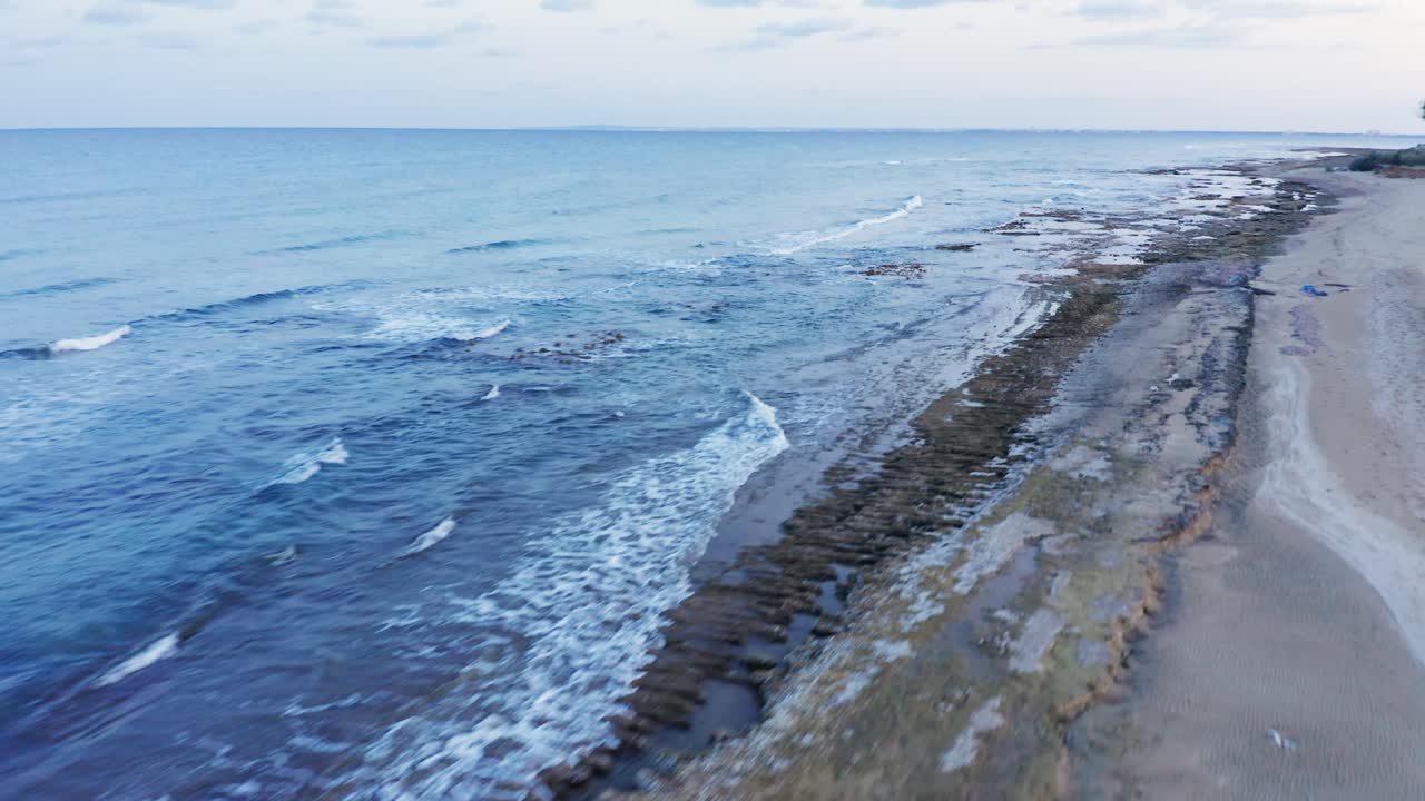 Widok z lotu ptaka wzdłuż Morza Śródziemnego i plaży na wybrzeżu północnego Cypru