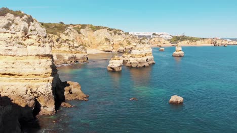 Vista-Al-Mar-De-La-Costa-Del-Algarve-Con-Acantilados-Dorados-Erosionados-Junto-Al-Mar-Atlántico---Toma-Aérea-A-Nivel-De-Los-Ojos