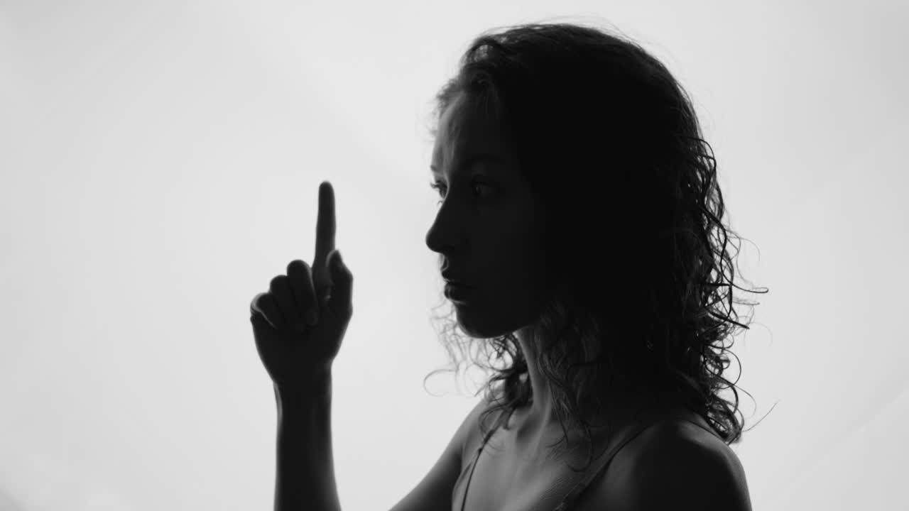 Profilo di una donna che indica