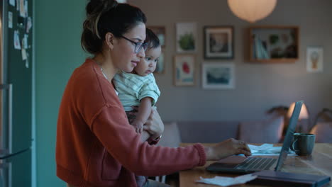 Computadora-Portátil,-Trabajo-Remoto-Y-Madre-Con-Bebé