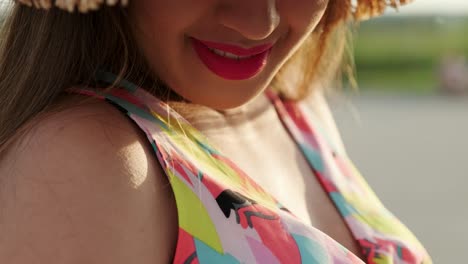 una chica embarazada camina con un hermoso vestido y sombrero