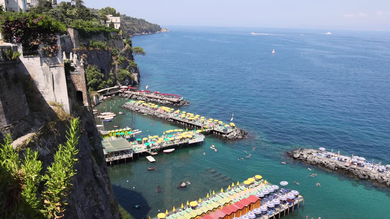sombrillas de playa coloridas a lo largo de los impresionantes acantilados de sorrento