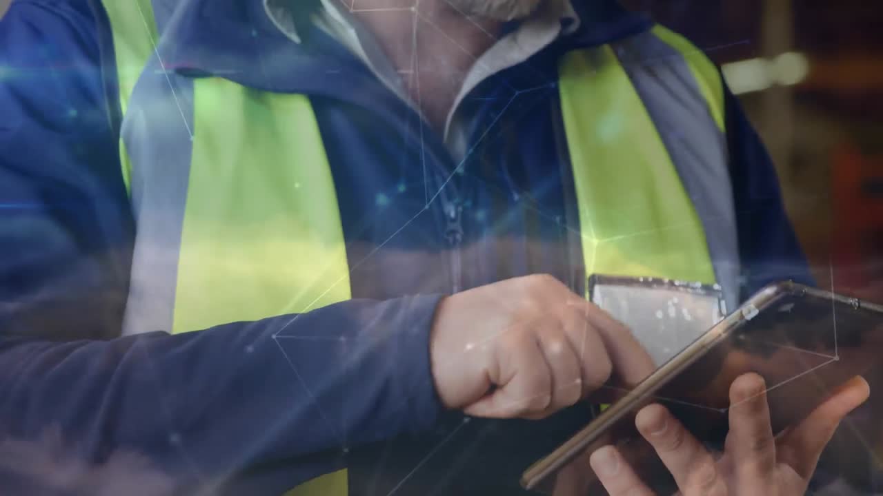 Animazione delle mani di un uomo caucasico che usa un tablet in un laboratorio informatico