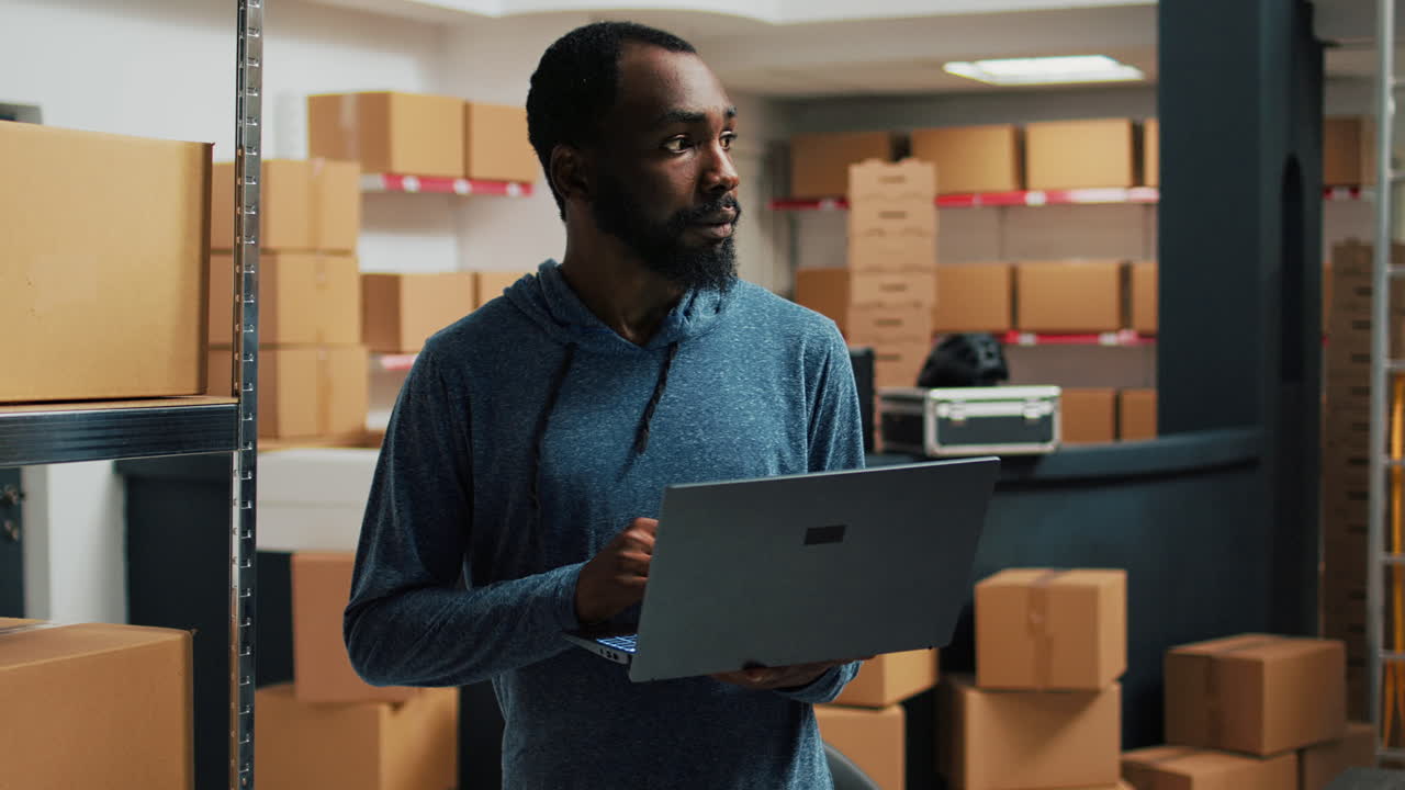 hombre trabajando en una computadora portátil en un almacén