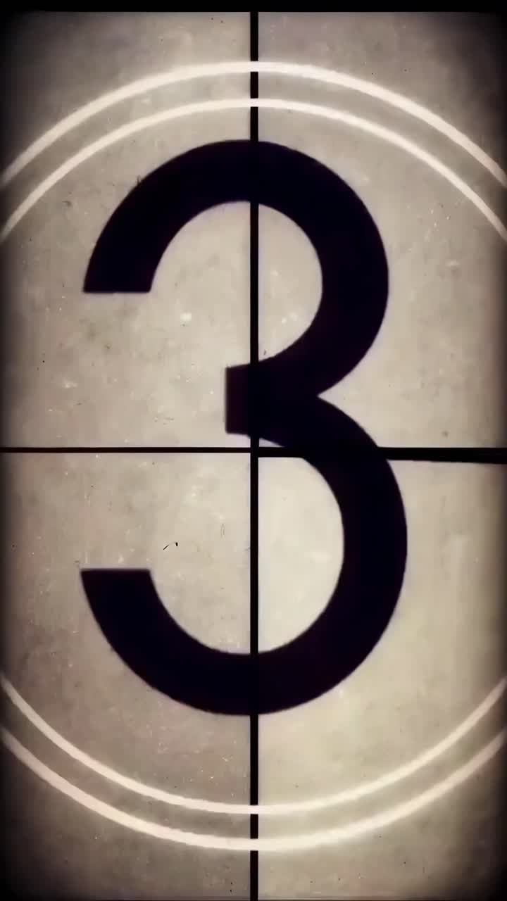 Vintage film aftelling met krassen en korrel.