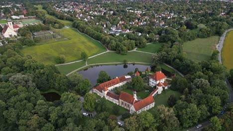 castillo de blutenburg, hermoso campo, verano, amplio establecimiento disparo de drone, alemania