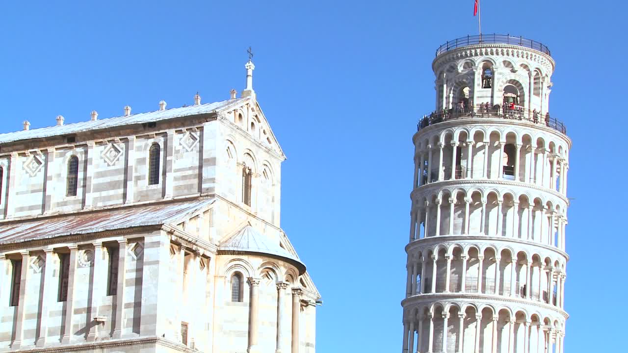 cerca de la basílica y la torre inclinada de pisa