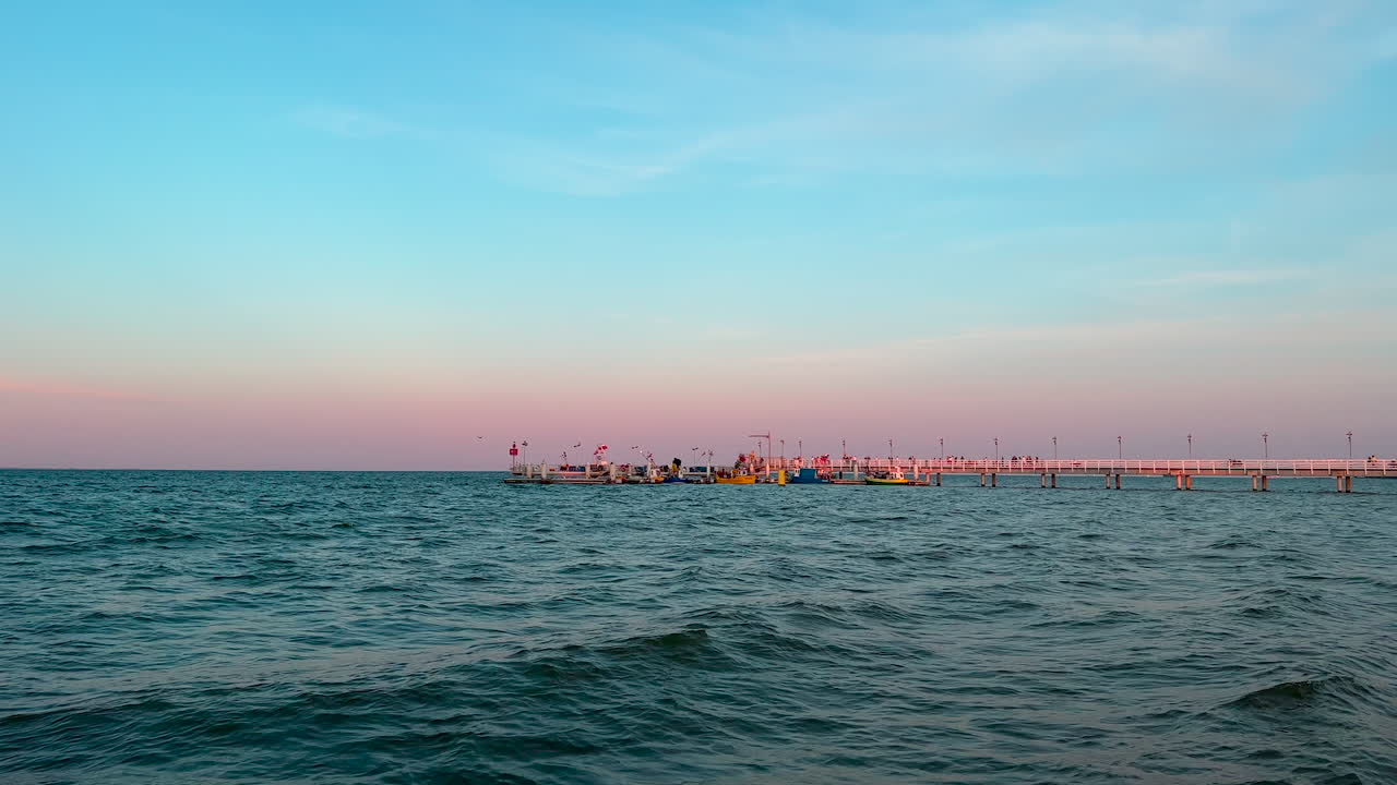 mechalinki의 퍽 베이에서 폭풍우가 치는 팽창