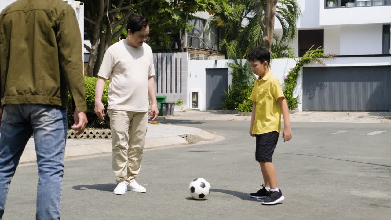 hombres asiáticos y chicos divirtiéndose al aire libre