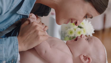 madre feliz jugando con el bebé en casa madre amorosa cuidando al niño pequeño divirtiéndose padre vincularse con el niño disfrutando de la maternidad cuidado de niños