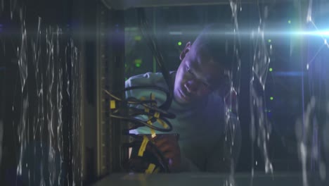 animación de conexiones sobre hombre afroamericano trabajando en la sala de servidores