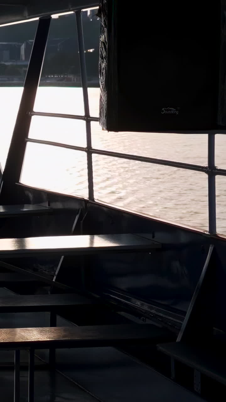Bootsfahrt auf dem Fluss bei Sonnenuntergang
