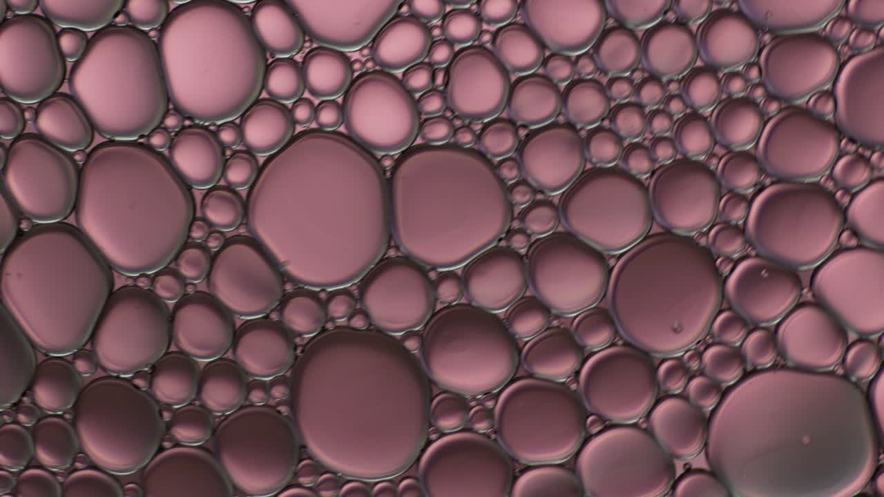 artístico colorido de gota de aceite flotando en el agua.