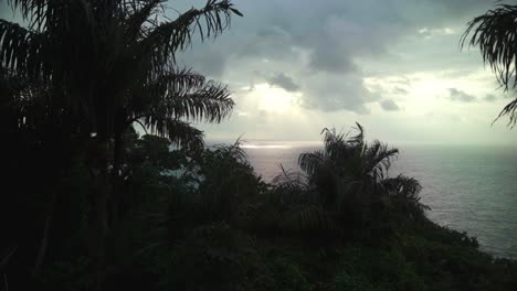 Dschungelblick-Auf-Sonnenstrahlen,-Die-Durch-Wolken-über-Der-Karibik-In-Panama-Brechen