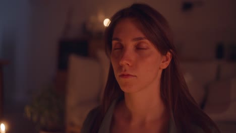 mujer meditando en un dormitorio por la noche