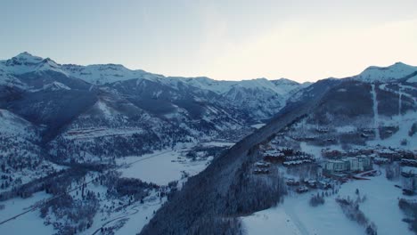 Drohnen-Luftaufnahme-Zeigt-Telluride,-Colorado-Downtown-Bei-Sonnenaufgang