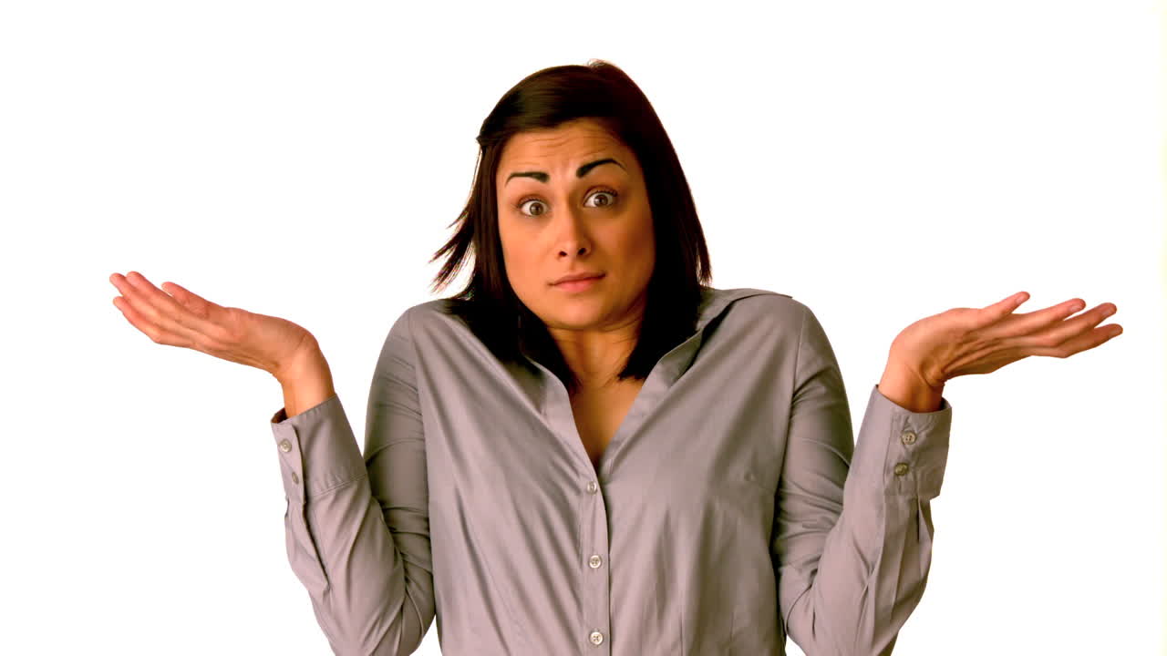 confundida morena encogiéndose de hombros