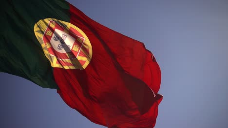 Die-Portugiesische-Nationalflagge-Weht-Im-Blauen-Himmel