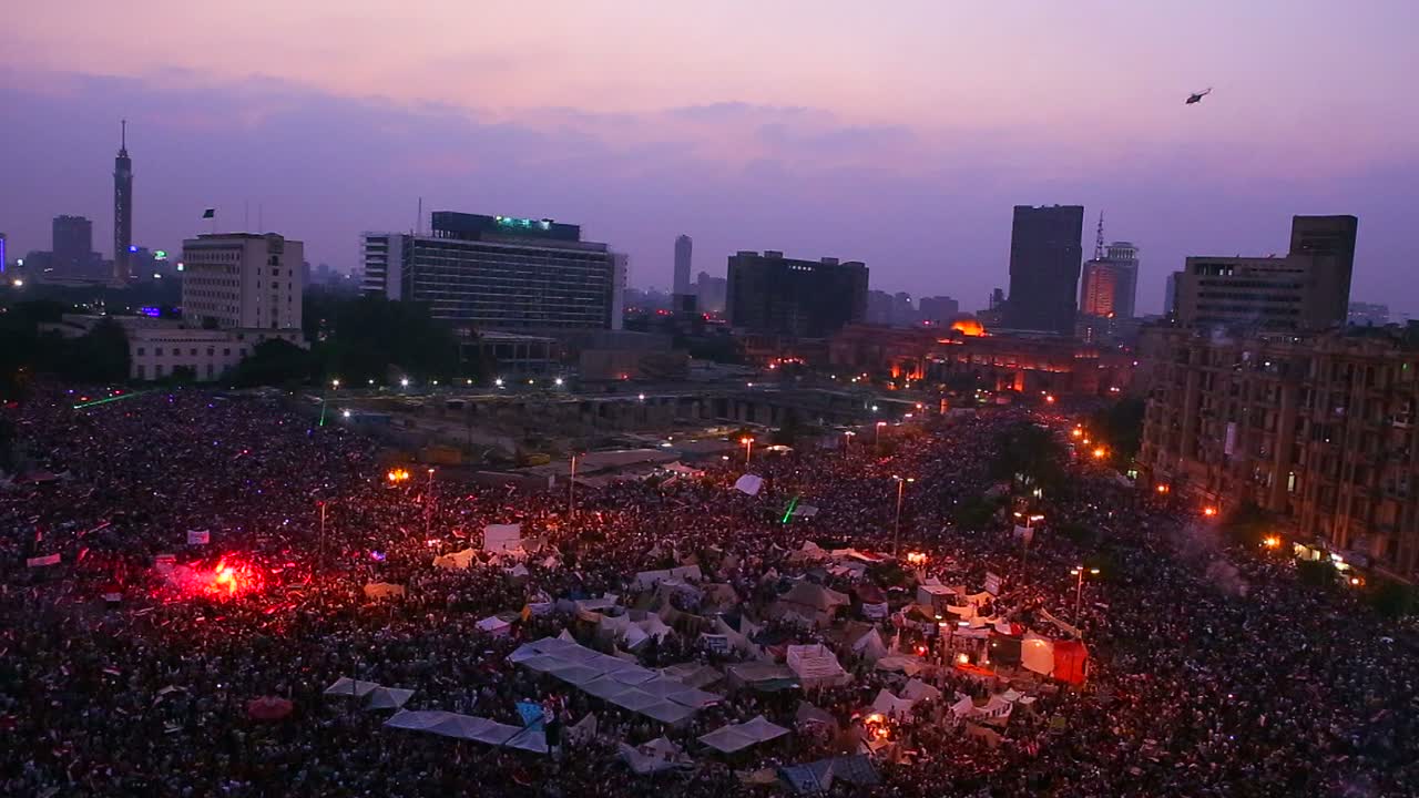 이집트 카이로 타흐리르 광장에 모인 시위대 위로 불꽃이 터졌다.