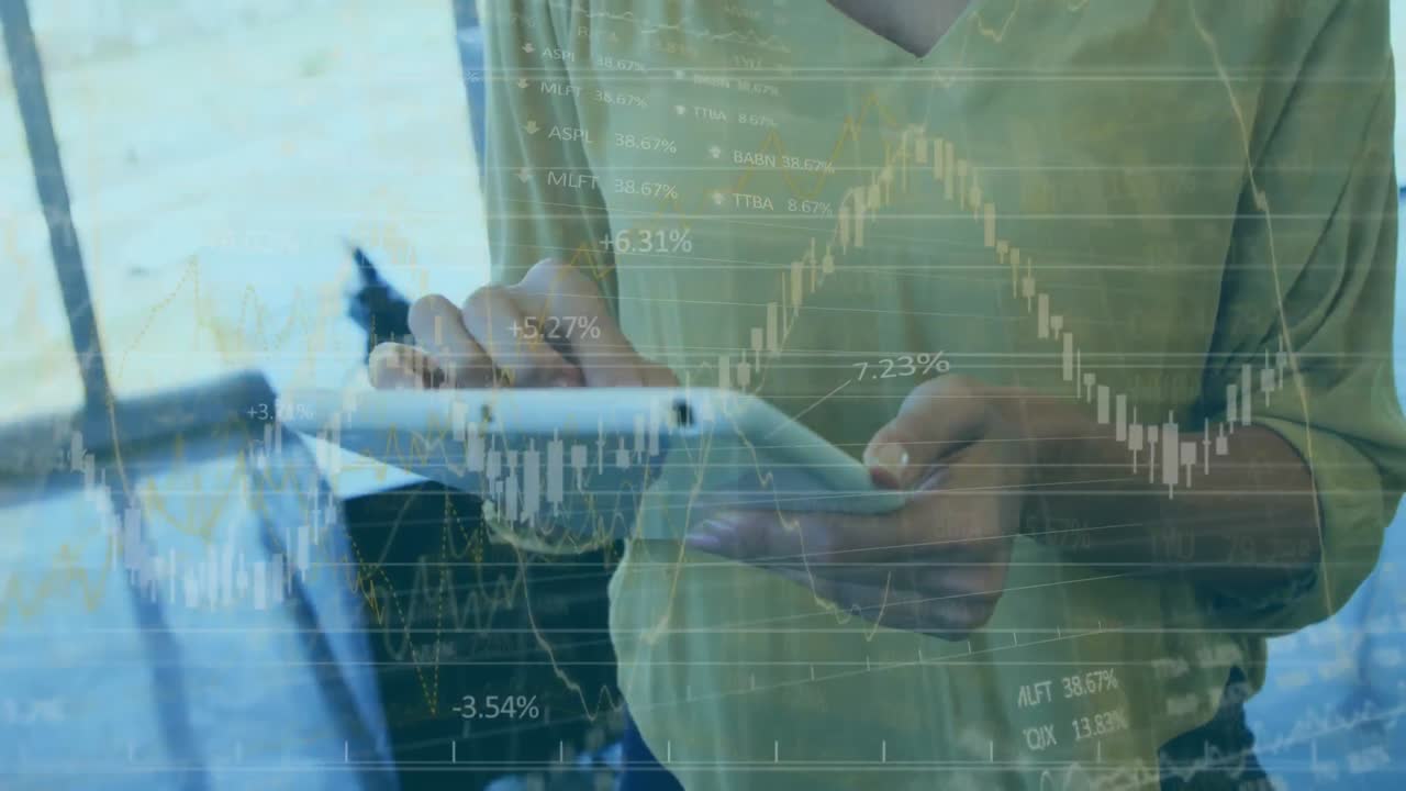 animación del procesamiento de datos financieros sobre una mujer de negocios que usa una tableta en la oficina