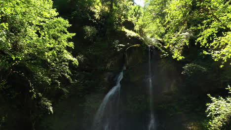 Cascadas-De-Montaña-Cubiertas-Por-Follaje-Siempre-Verde-En-El-Desierto-En-Elk-Creek-Falls-Cerca-De-La-Ciudad-De-Los-Poderes,-Oregon