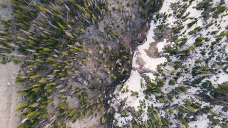 Rastro-A-Vista-De-Pájaro-Del-Río-Grande-Que-Fluye-A-Través-Del-Parque-Nacional-En-El-Sur-De-Colorado