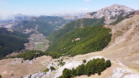 paisaje montañoso panorámico y valle de lepushe en el parque nacional de prokletije, montenegro y albania - antena