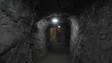 Static-shot:-Shaft-passage-at-Big-Hole-Diamond-Mine-Museum,-Kimberley