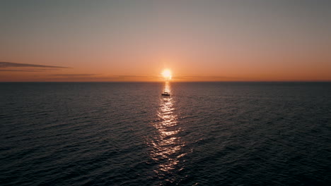 Velero-Navegando-En-El-Golfo-De-San-Lorenzo-Desde-La-Punta-De-San-Pedro-En-Quebec,-Canadá-En-Una-Puesta-De-Sol