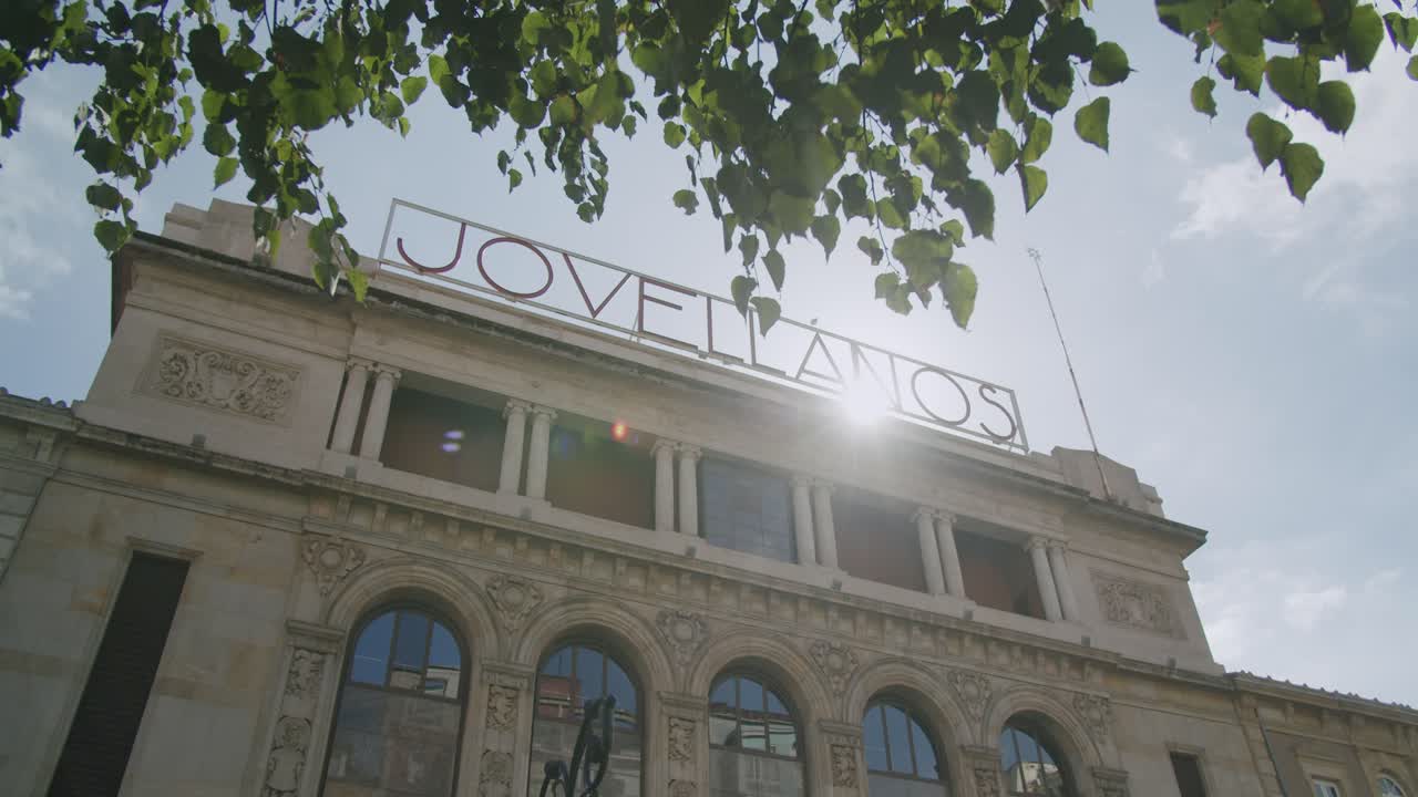 태양은 아스투리아의 지존에 있는 체 조벨라노스 극장을 비추고 있습니다.