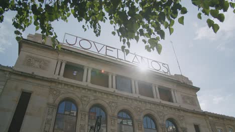 The-sun-shines-over-che-Jovellanos-Theatre-in-Gijon,-Asturias---Handheld,-Slow-Motion