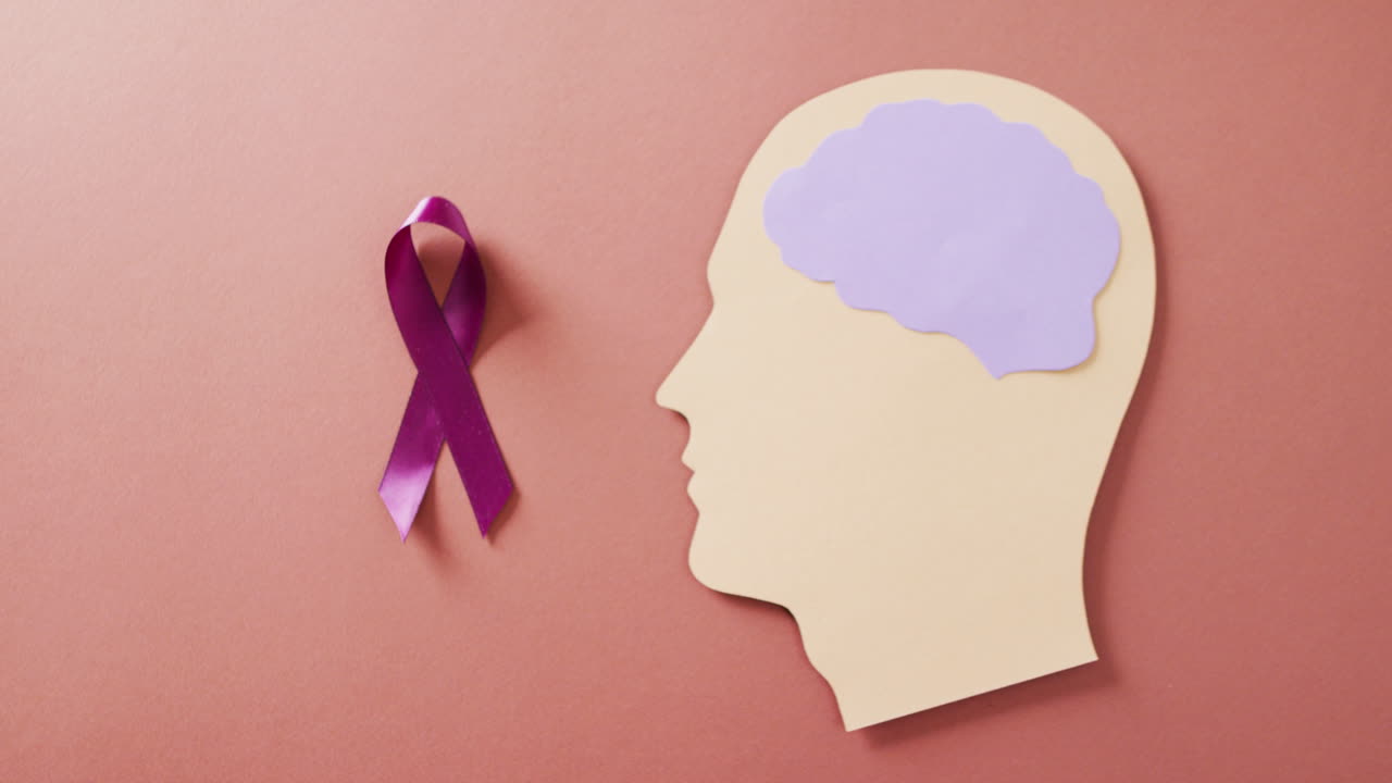 vídeo de púrpura adicionar ou fita de conscientização adhd e cabeça com cérebro roxo, em marrom com espaço de cópia.