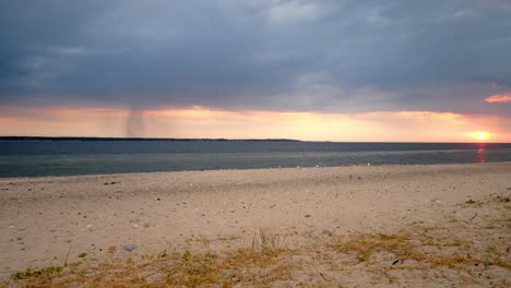 Hermosa-Puesta-De-Sol-De-Verano-Nublado-En-La-Playa