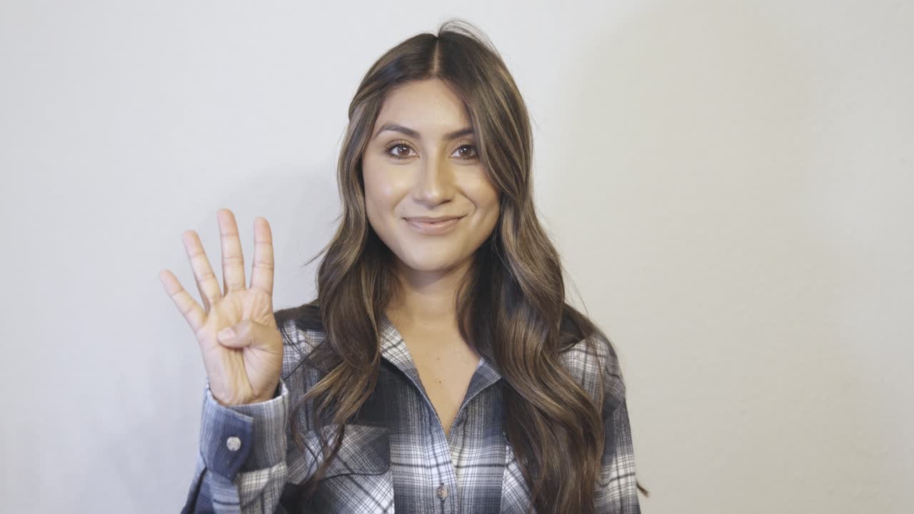 una mujer hispana dice 4 en múltiples estilos y gestos diferentes