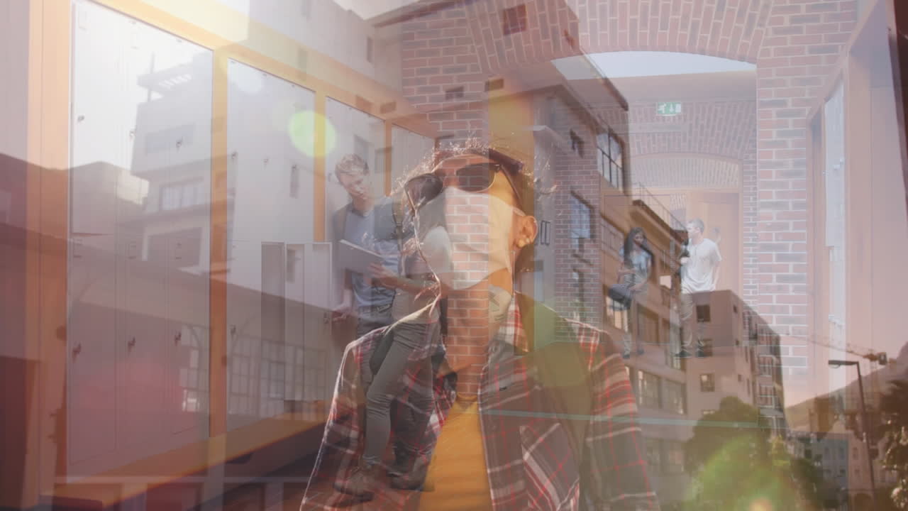 대학 복도에서 스마트폰을 사용한 얼굴 마스크를 착용한 여성이 학생들을 공격합니다.