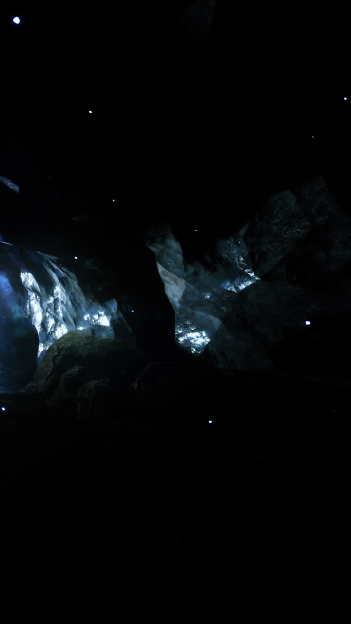Esplorare una grotta con proiezioni luminose di notte